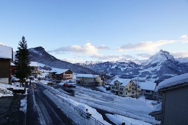 Schön Aussicht auf die Glarner Alpen und über das Dorf Amden