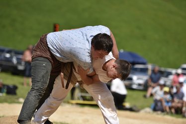 GLA_IMG_Nachwuchs_Klöntal_Fässer_Tobias_im_Duell_mit_Leuzinger_Frank_2017.