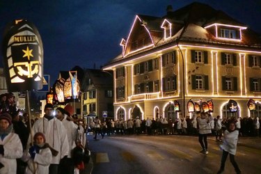 Umzug auf dem Dorfplatz