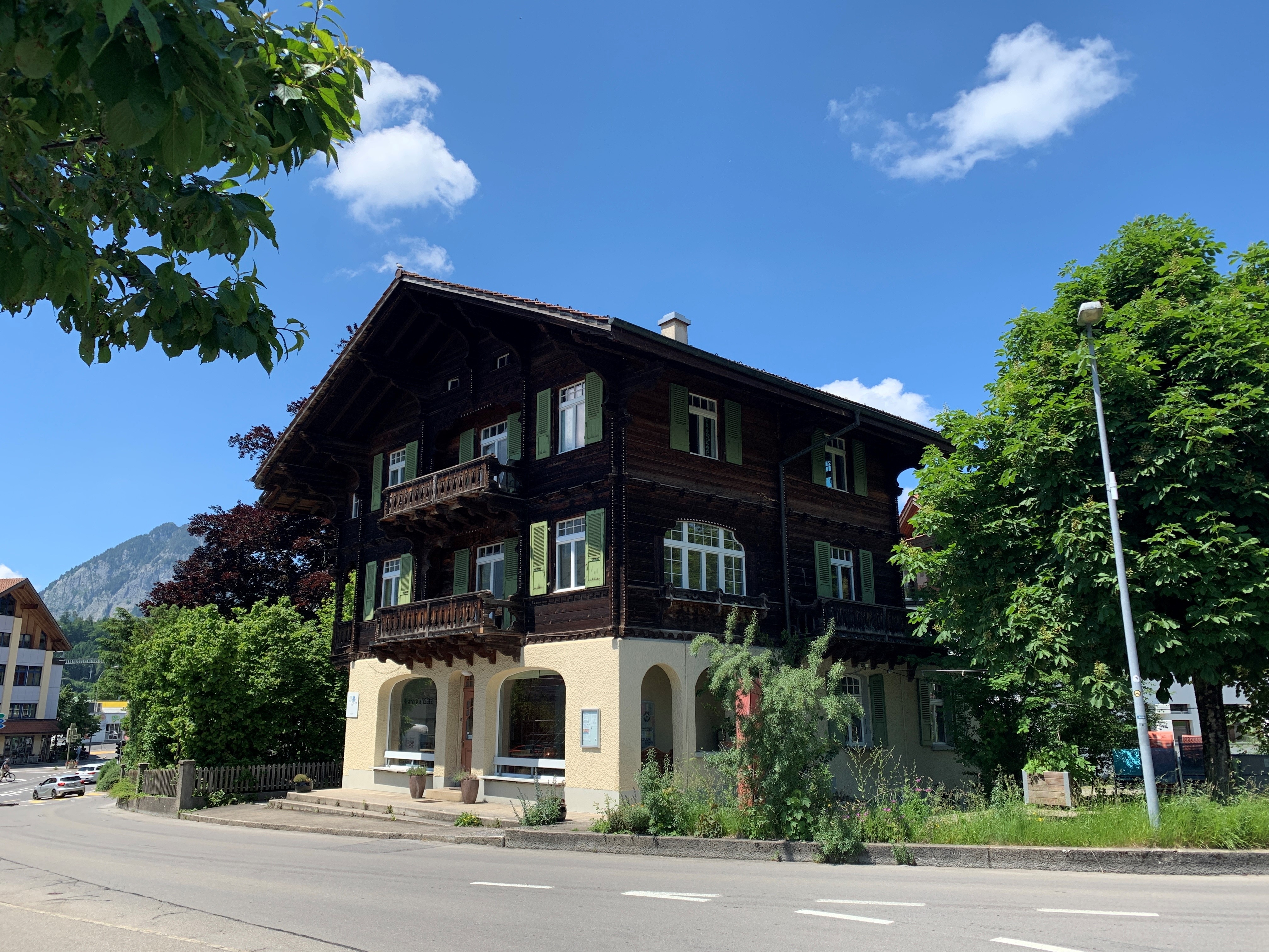 Dorfhus aussen spiez sommer (1)