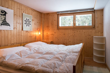 Schlafzimmer im Untergeschoss mit zwei Betten