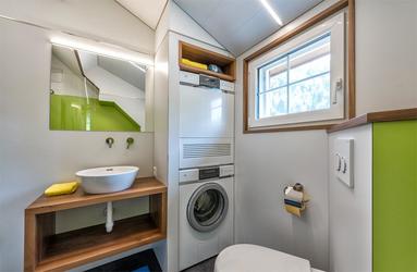 Badezimmer mit Badewanne / Dusche und Waschmaschine, Tumbler