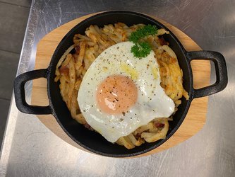 Rösti mit Speck und Spiegelei