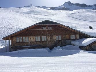 Unsere Alphütte liegt an traumhaft schöner Lage direkt an der Skipiste