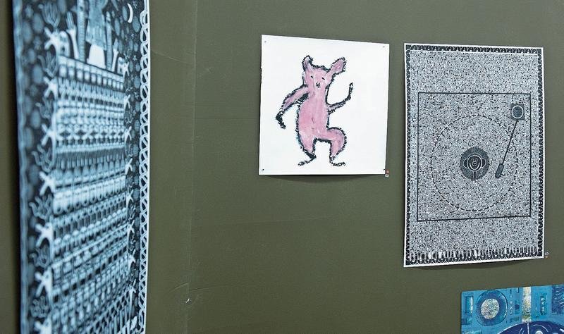 Die%20Ausstellung%20zeigt%20Zeichnungen%20und%20Malereien%2C%20Serien%2C%20Drucke%2C%20Objekte%20und%20Installationen.%28Bild%20Maria%20Schmid%29