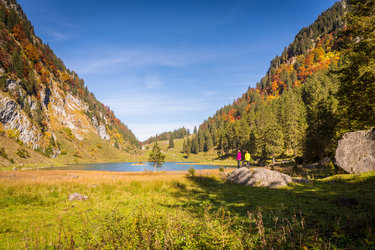 Der Talalpsee liegt am Geophänomene-Weg Kerenzerberg – die Landschaft ist Sujet Nummer 1 für Herbstbilder aus dem Glarnerland. Bild: UNESCO-Welterbe Tektonikarena Sardona