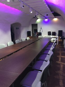Eventraum mit Besprechungs- oder Lunch-Bestuhlung