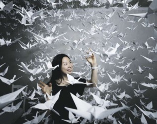 Kanna%20Yamaguchi%20mit%20ihren%20tausend%20Origamis.%20%28Bild%20Stefan%20Kaier%29