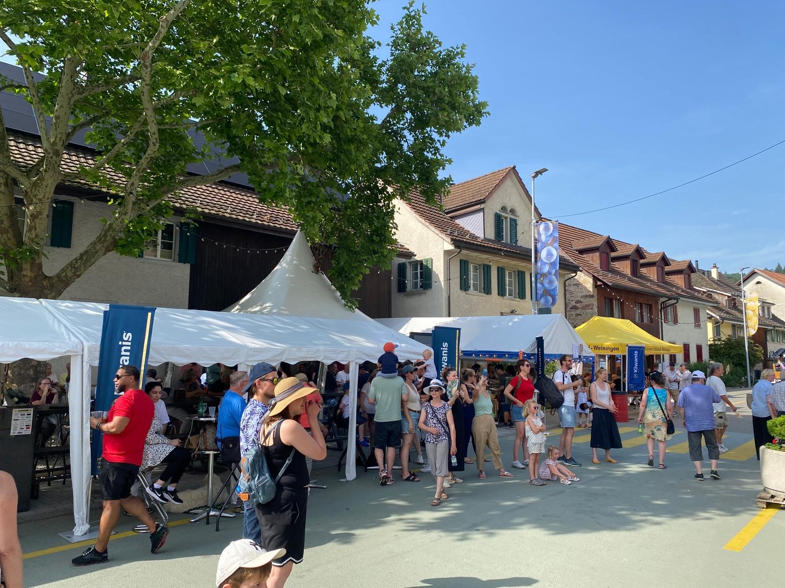 Titelbild des Events: Der Kiwanis Club Weiningen am Rebblütenfest Weiningen