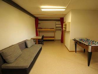 unser Aufenthaltsraum mit einem Notbett