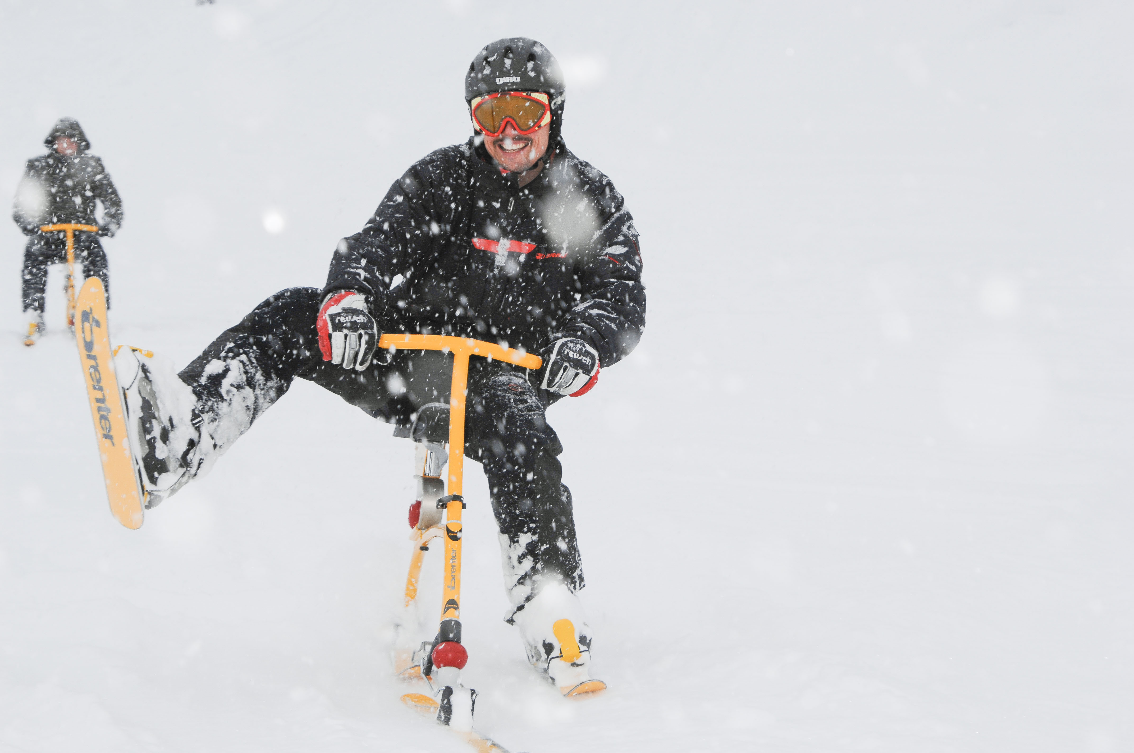 Sitzend über die Pisten flitzen - Snowbike Schnupperkurs Sitzend über die Pisten flitzen - Snowbike Schnupperkurs