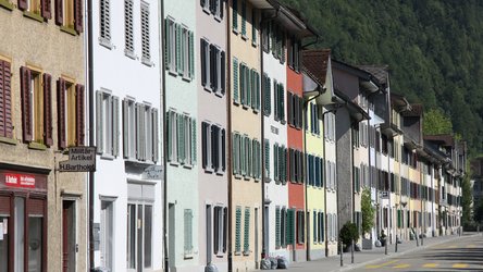 Vorbeispaziert: Farbige Häuserfassaden in Glarus und Ennenda.
