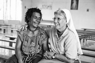 Schwester Lorena mit Frau aus Papa Neuguinea