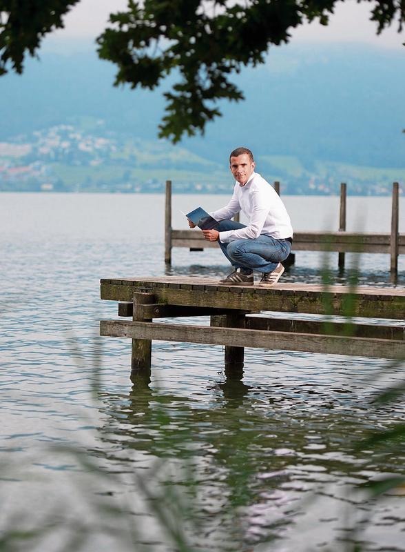 W%C3%A4hrend%20eines%20Sabbaticals%20hat%20sich%20Martin%20Oswald%20dem%20Buchprojekt%20gewidmet.%20Der%20Zugersee%20habe%20schon%20immer%20eine%20Magie%20auf%20ihn%20ausge%C3%BCbt%2C%20sagt%20er.%20%28Bild%20Maria%20Schmid%29