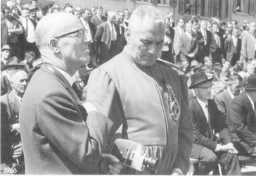 Hans Schönwetter mit Weibel Oswald, Landsgemeinde 1966. Landesarchiv des Kantons Glarus, Bestand Foto Schönwetter
