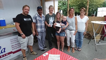 Die Besitzer der grössten Sonnenblumen in der Gemeinde Glarus, flankiert von den Vertretenden der mitmachenden Vereine.