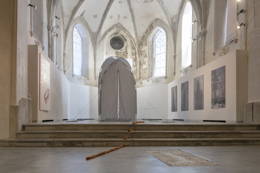 Sina Schöpf, «Zelt», 2020, Ausstellungsansicht: Cantonale Berne Jura, 2020/21, La Nef, Le Noirmont. Foto: Oliver Noaillon