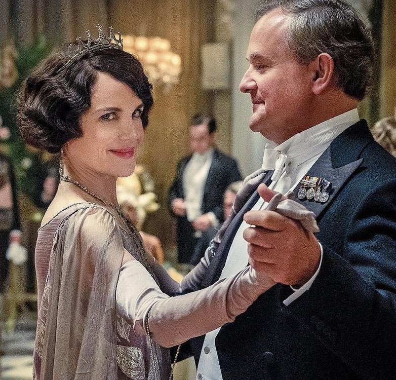 Elisabeth%20McGovern%20und%20Hugh%20Bonneville%20als%20Lady%20und%20Lord%20Grantham%20in%20Michael%20Englers%20%C2%ABDownton%20Abbey%C2%BB.%20%28Bild%20Focus%20Features%29