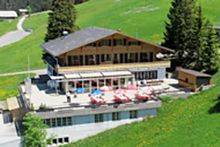 Das Haus liegt im Berner Oberland, zwischen Frutigen und Adelboden, direkt neben dem Skilift im...