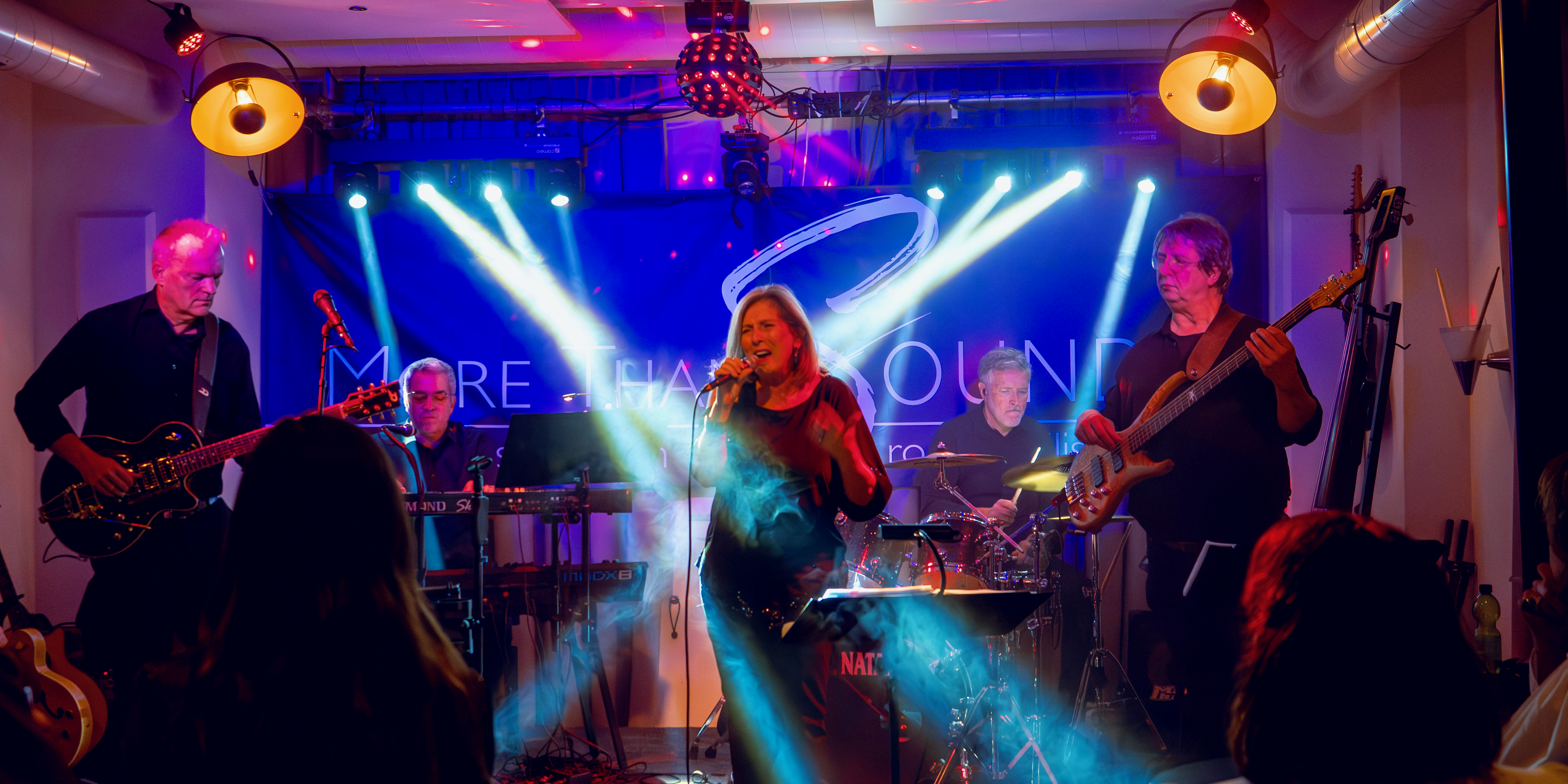 Covers diverser Stile aus den letzten 50 Jahren: live, handgemacht!