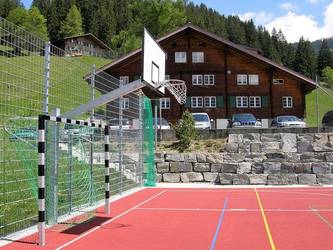 Im Jahr 2013 neu gebauter Sportplatz zu den beiden Häusern Marchgraben und Weid.