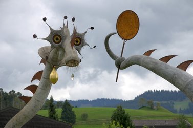 Nessie begutachtet sich im Spiegel