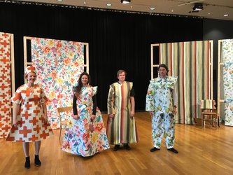 Probenfoto: Donizettis "Don Pasquale" mit dem Sinfonieorchester Kanton Schwyz, vlnr. Michaela Unsinn, Dotoressa Malatesta, Stephanie Ritz, Norina, Christian Hilz, Don Pasquale, und Oleg Sopunov, Ernesto