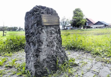 Der%20Gedenkstein%20aus%20Nagelfluh%20steht%20oberhalb%20vom%20Bann%20an%20der%20Stelle%2C%20wo%20die%20rund%20100%20polnischen%20Internierten%20im%20Jahre%201943%202%20Hektaren%20Wald%20rodeten%2C%20damit%20Kartoffeln%20angebaut%20werden%20konnten.%20%28Bild%20Werner%20Schelbert%29