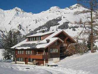 Altes, zweckmässig ausgebautes Bergbauernhaus für Selbstkocher mit mehreren Gruppenräumen mitte...