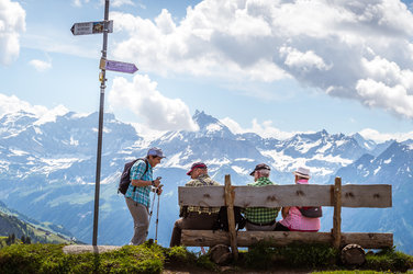 Urner Bänkli auf dem «Hüenderegg» mit Blick ins Schächental. Bild: Uri Tourismus AG, © A. Sanchez