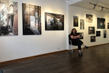 Irène Hänni mit einigen Fotografien
