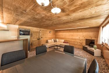Wohnzimmer mit moderner Küche