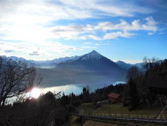 Le Niesen de l'autre cote du Lac de Thun