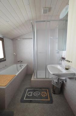Nasszelle mit Badewanne & Dusche