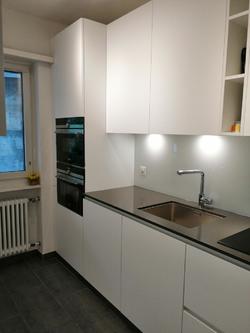 Küche mit Backofen/Mikrowelle und Steamer