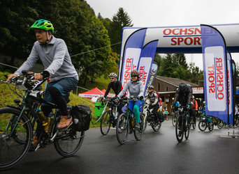 Velofahren macht glücklich: Teilnehmer im Startort Linthal