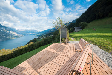 Glarner Bänkli der DenkWerkstatt, Reutegg in Filzbach, Bild: Samuel Trümpy Photography