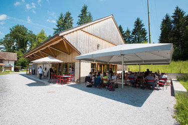 Die Terrasse des Ziegler-Beizlis im Grünen