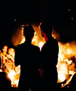 Drinks am Feuer
