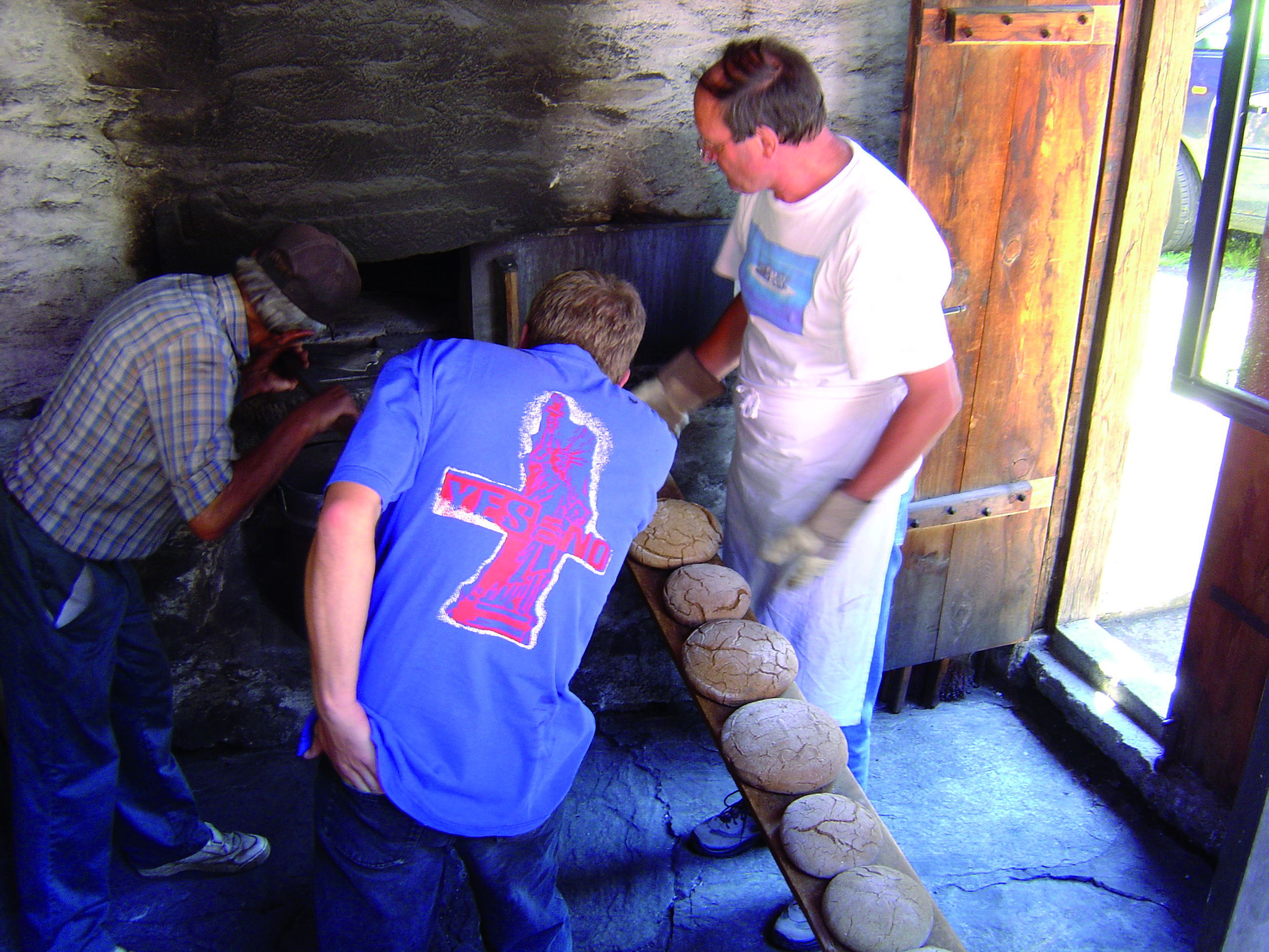 Brotbacken im Dorfbackofen von Blatten