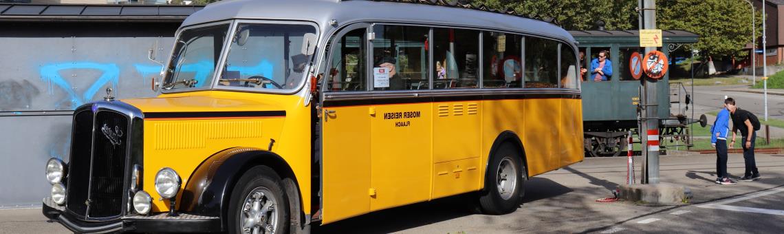 Sonntagszmorge mit Oldtimerpostauto