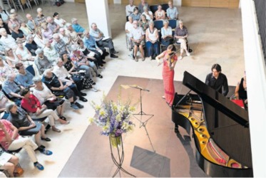 Die%20in%20Zug%20aufgewachsene%20Geigerin%20Esther%20Hoppe%20und%20der%20italienische%20Pianist%20Lorenzo%20Cossi%20bei%20ihrem%20Auftritt.%20%28Bild%20Roger%20Zbinden%29