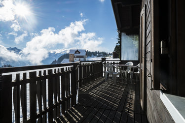 Sonnenterrasse mit Aussicht auf die glarner Alpen