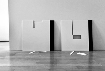 «1906.56/01» und «1906.56/02», Klebeband auf Karton, beschnitten, je 48x48cm, Ausstellungsansicht, eduard otto baumann, 2019