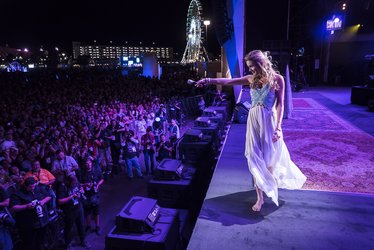 Joss Stones Markenzeichen, ihre unverwechselbare Stimme und barfüssiger Auftritt, werden am Samstag beim Sound of Glarus zu erleben sein. (Bild: © Harry Stoker)