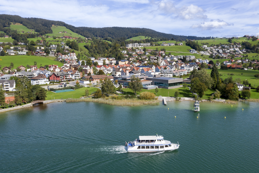 Mittagsschiff auf dem Ägerisee Mittagsschiff auf dem Ägerisee