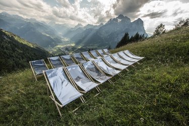 Wander-Ausstellung in der Tektonikarena Sardona - hier das Werk von Laurence Piaget-Dubuis in der Aeugstenhütte - Foto IG Unesco Sardona