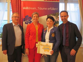 Hans Jörg Riem und Marianne Dürst Benedetti (Gemeindienst), Magdalena Frommelt (Governor District 2000), Urs Tscholl (Präsident Rotary Club Glarus) v.l.n.r.