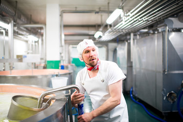 Die GESKA AG produziert den würzigen Glarner Schabziger. Bild: Kanton Glarus, Samuel Trümpy Photography