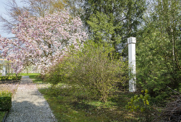 Skulptur "BN" von Fritz Balthaus, Klostergarten